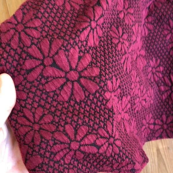 High waisted scarlet skirt - Picture 3 of 3